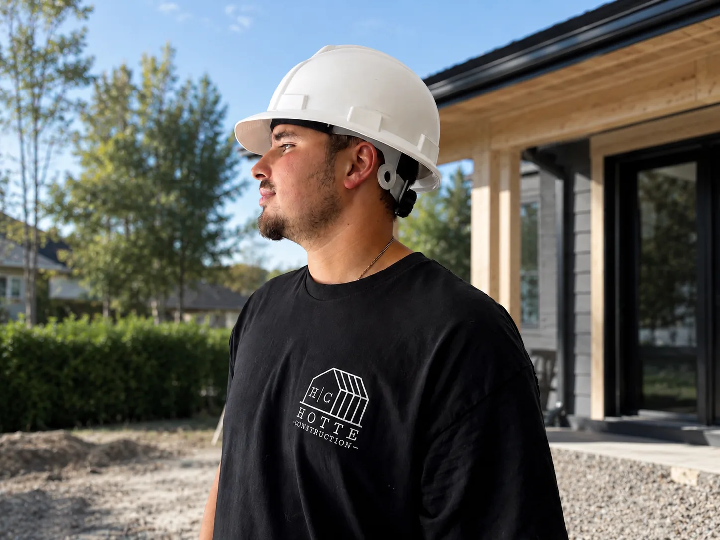 Alexandre et l'équipe de Hotte Construction Inc. sur un chantier de rénovation.