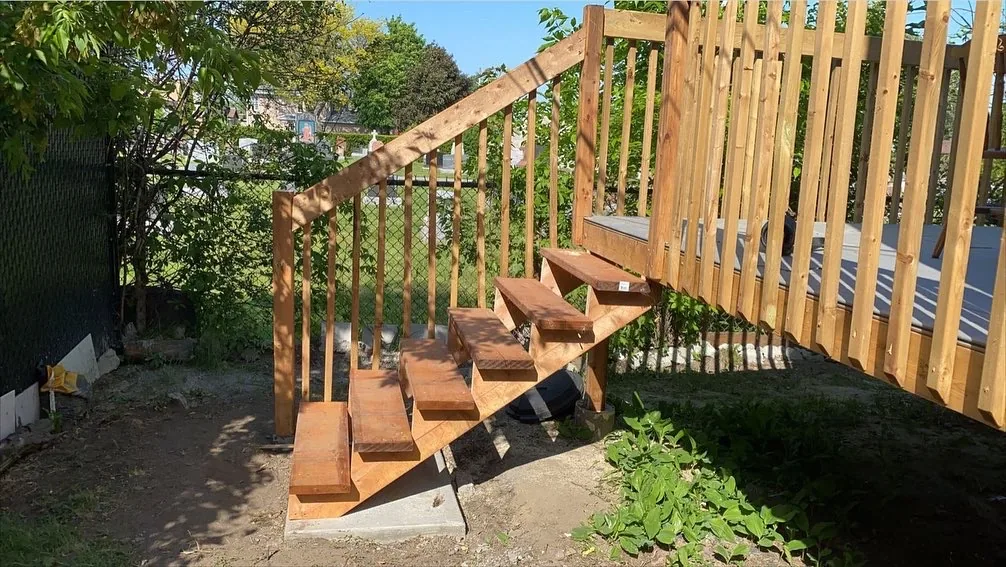 Patio en bois traité à Laval après les travaux de Hotte Construction Inc.