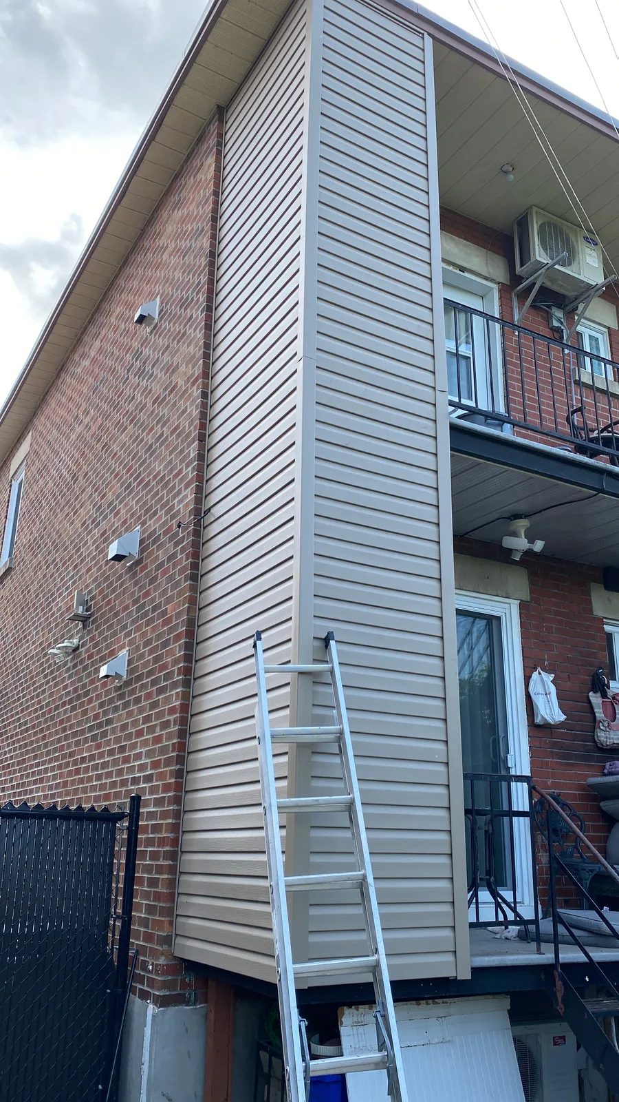 Revêtement et charpente à Laval après les travaux de Hotte Construction Inc.
