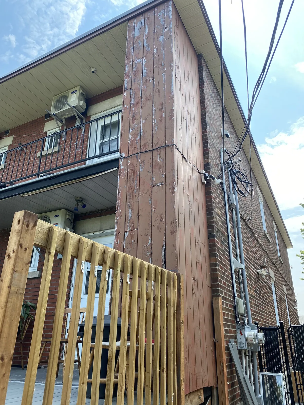 Revêtement et charpente à Laval avant les travaux de Hotte Construction Inc.