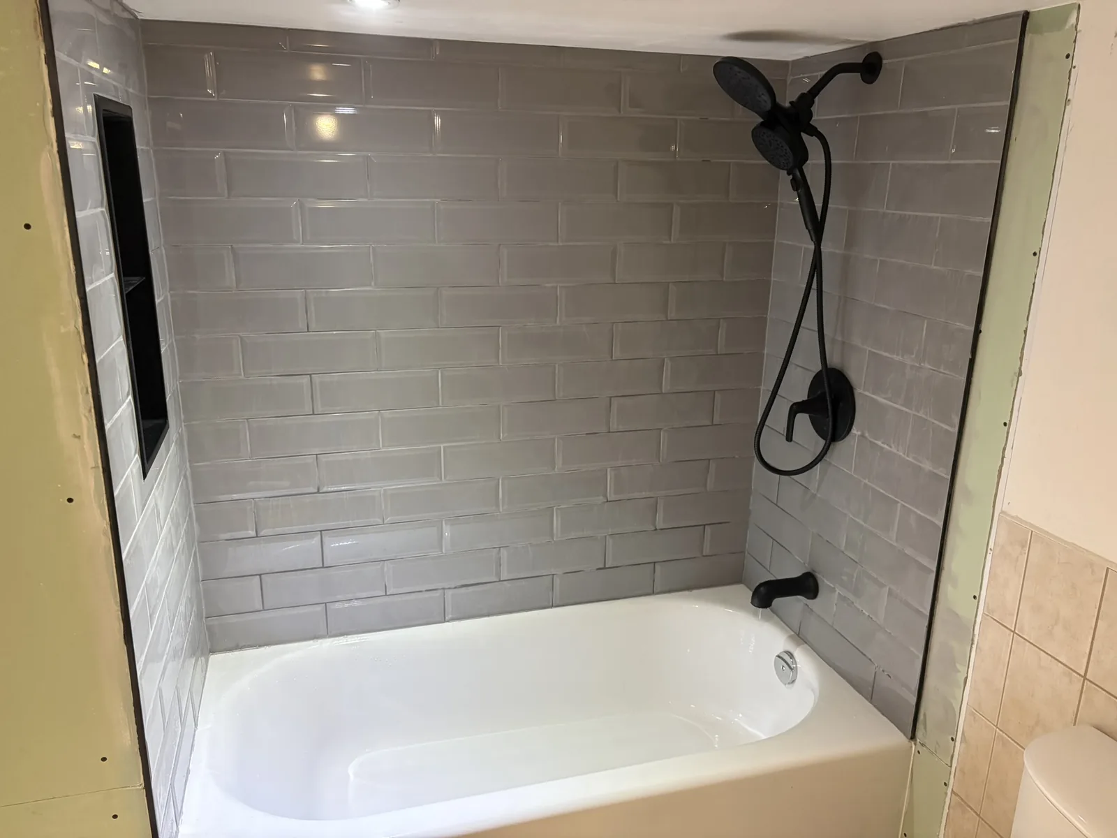 Salle de bain à Laval-Ouest après les travaux de Hotte Construction Inc.