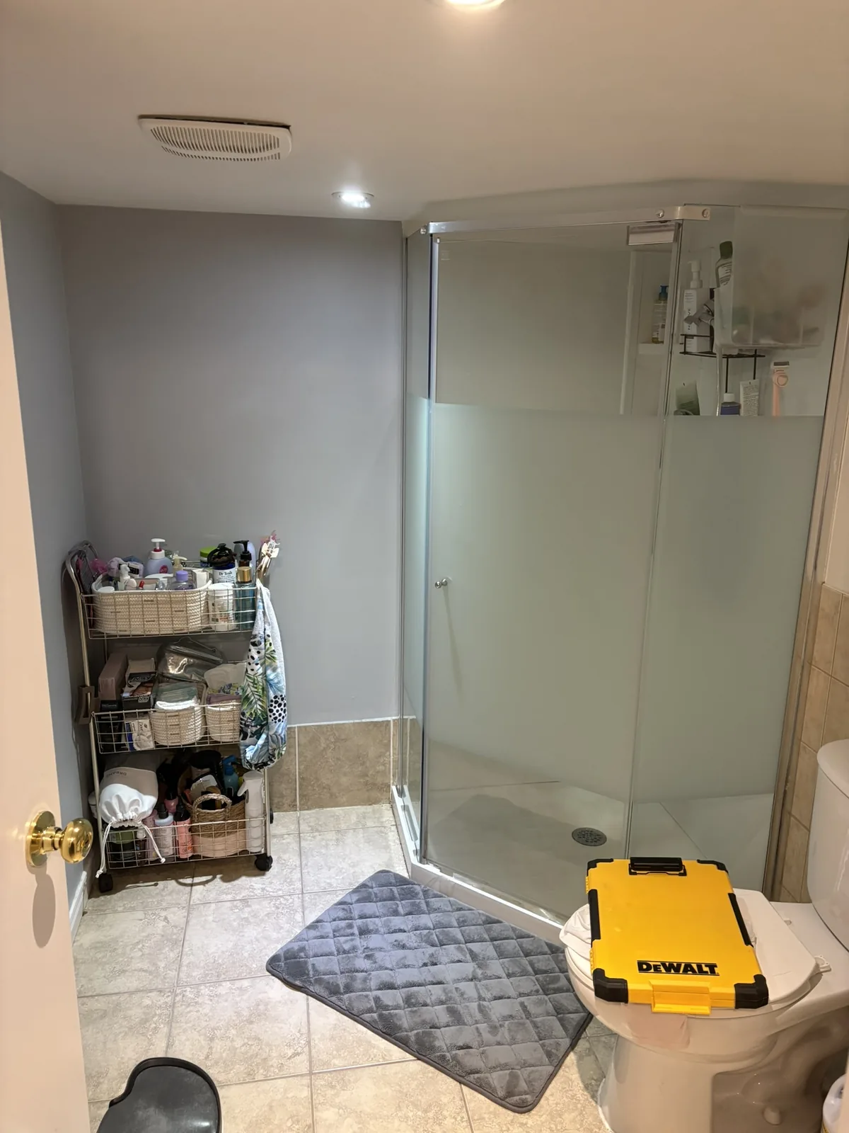 Salle de bain à Laval-Ouest avant les travaux de Hotte Construction Inc.