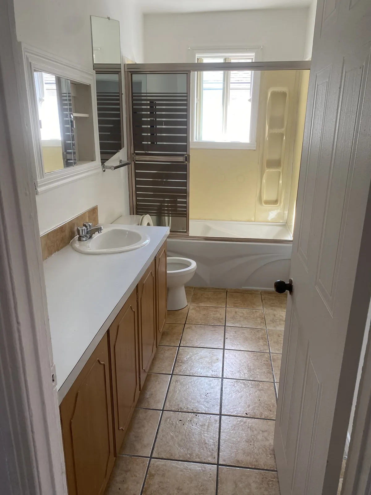 Salle de bain à Saint-Jérôme avant les travaux de Hotte Construction Inc.