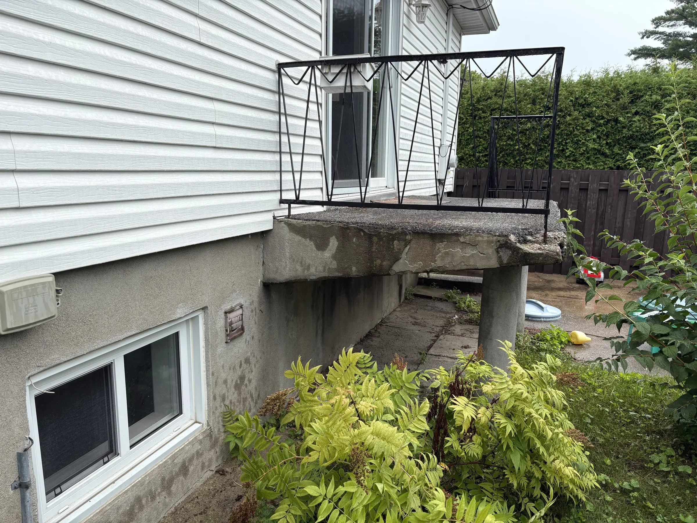 Balcon de béton avant les travaux de construction du patio.