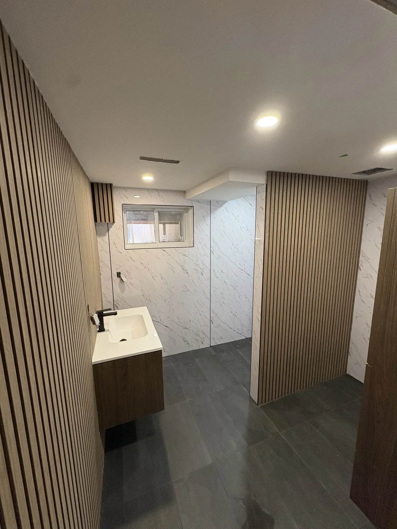 Salle de bain après les travaux de rénovation.